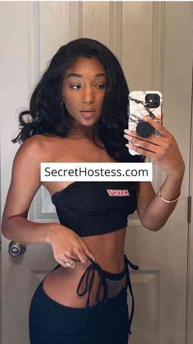 23 Year Old Latin Escort Salalah Brown Hair Green eyes - Image 4