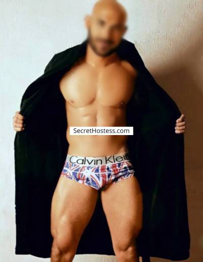 30 Year Old Caucasian Escort Lisbon Black Hair Green eyes - Image 5