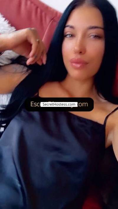 25 Year Old Caucasian Escort Vienna Black Hair Green eyes - Image 6