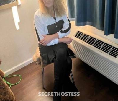 52 year old Escort in Everett WA I might be an older woman but come get this young shit 