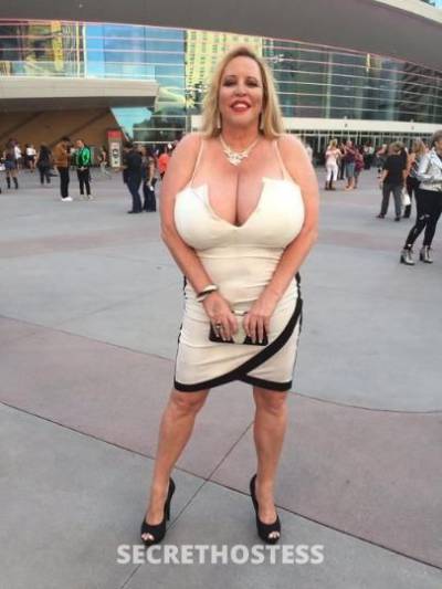 I am a senior professional woman I am 47 years old in Oakland CA