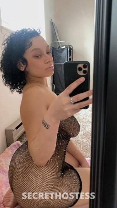 Pretty n petite curly head kutie in Seattle WA