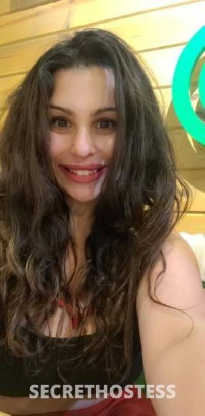 25 year old Cuban Escort in Chicago IL 2 girl special available Cuban queen here to satisfy your 