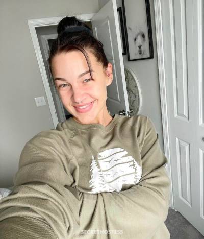 24 year old Escort in Hamilton Hook up