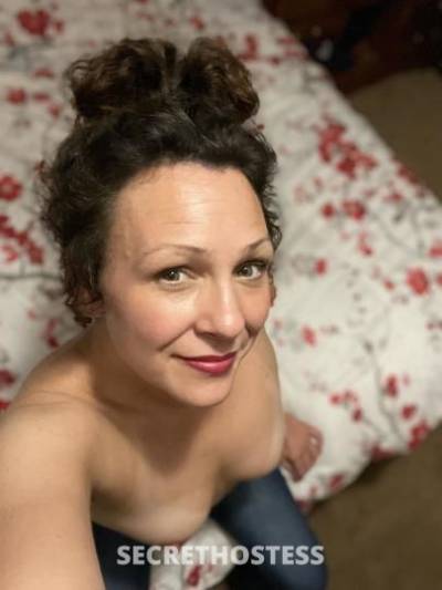 40 year old Escort in Roanoke VA ?40 Yrs Div0rced Older Mom?Un-happy?SPECIAL BJ And TITS JOB