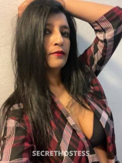 35 year old Escort in Calgary Busty, Curvy And Smart