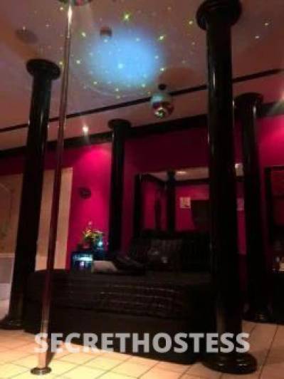 18 year old Australian Escort in Mackay Indulge In Our VIP Suite With Genuine Aussie Babes