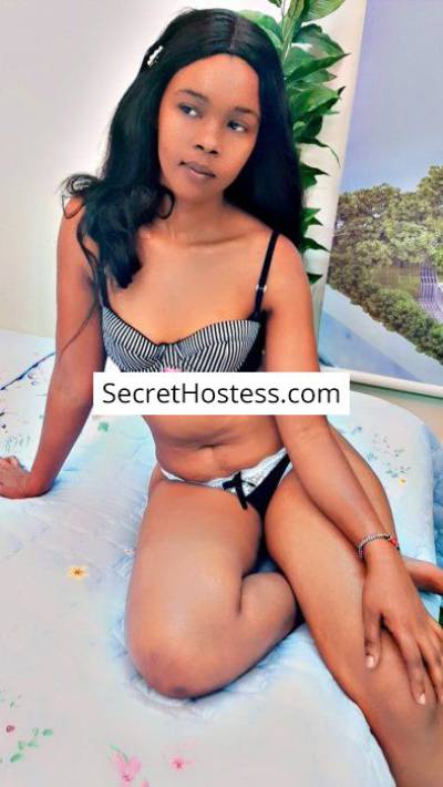 20 Year Old Ebony Escort Riyadh Black Hair Blue eyes - Image 4