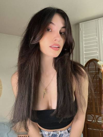 28 year old Escort in Windsor I’m available for full service and no restrictions