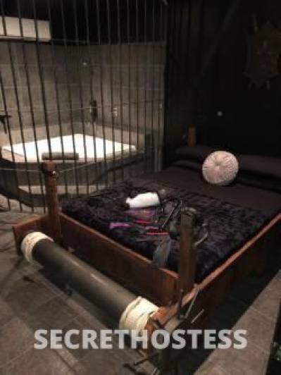 18 year old Escort in Mackay Wanting A Darker Side Of Desires Come Visit Harlots Chamber