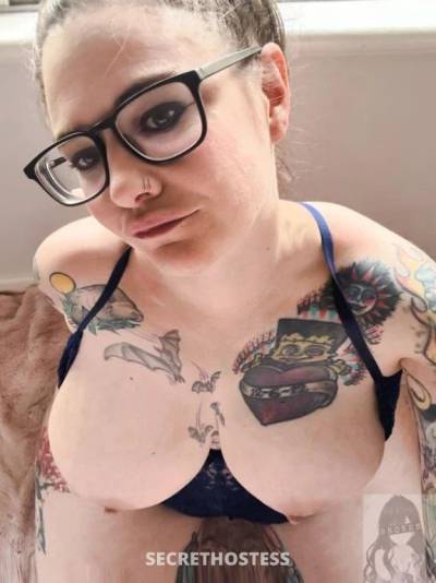 Curvy tattooed queen in Perth