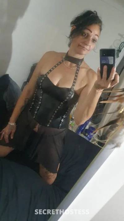 40 year old Australian Escort in Brisbane Lick my neck my pussy and my crack