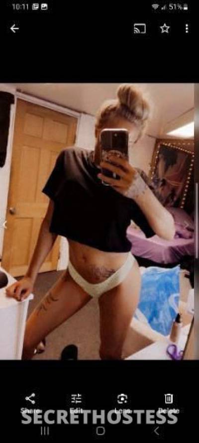 28 year old Escort in Buffalo NY abs blonde petite