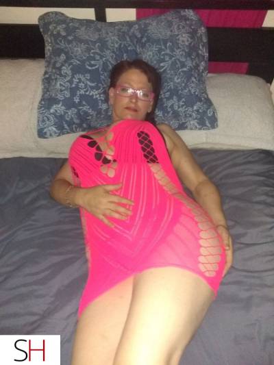 Sexy MILF here to make you her KING in Winnipeg