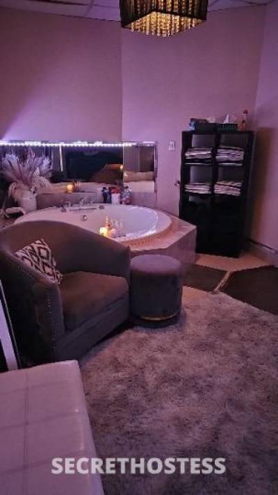 21 year old Escort in Edmonton Its My birthday and Im looking to go into 21 with a BANG