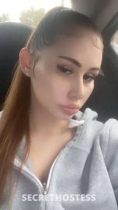 19 year old Escort in Chicago IL Starr Better and Wetter Than Her and Her
