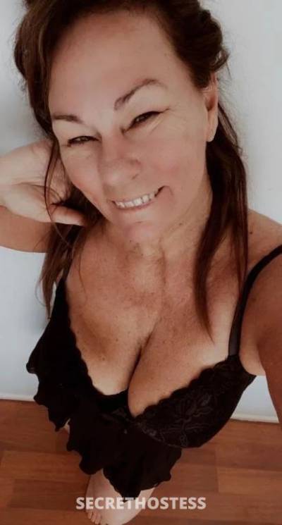 Experienced curvy busty squirting machine in Gold Coast