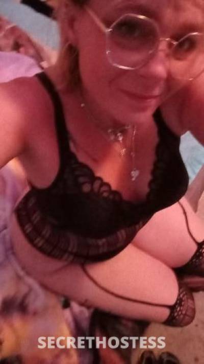 definitely delicious thick curvy type of MILF in Bloomington IL
