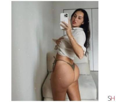 23 year old Asian Escort in London I am Criss, available now, i have big ass and huge tits, 