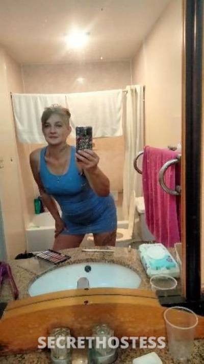 47 year old Escort in Memphis TN Tall southern belle ready to make u smile