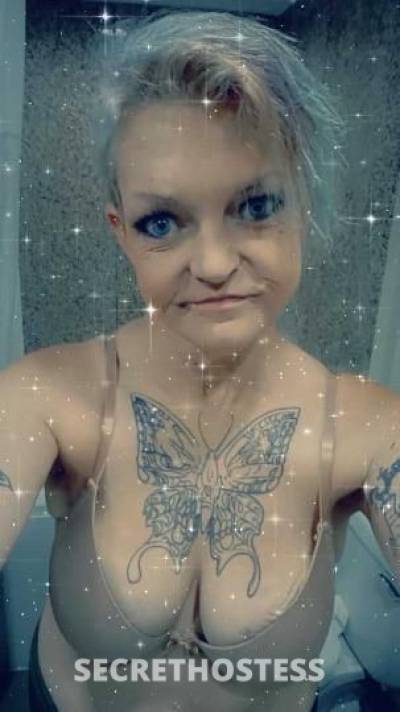 42 year old Escort in Clarksville TN this little birdie loves swallowing the worm ? with no gage 