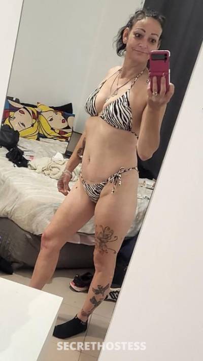 40 year old Escort in Gold Coast Ill fuck you in every way you can be fucked