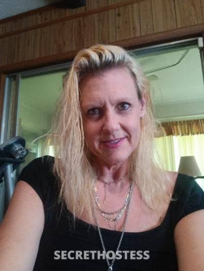 54 year old Escort in Greensboro NC Tall glass of southern water