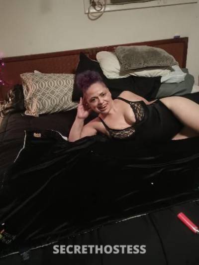 36 year old Escort in Racine WI WAITING ON Santa to Cum down my chimney tonight