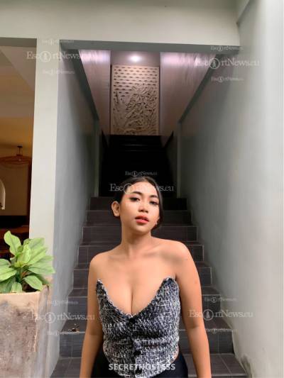 Emelyy, Independent Model in Bali