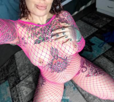 Sexy tattooed girl next door, curvy sex addict ready to play in Cairns