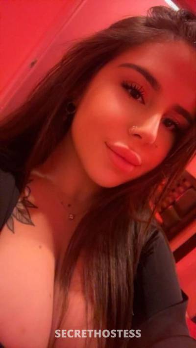 Curvy brunette with tattoos looking for fun in Melbourne