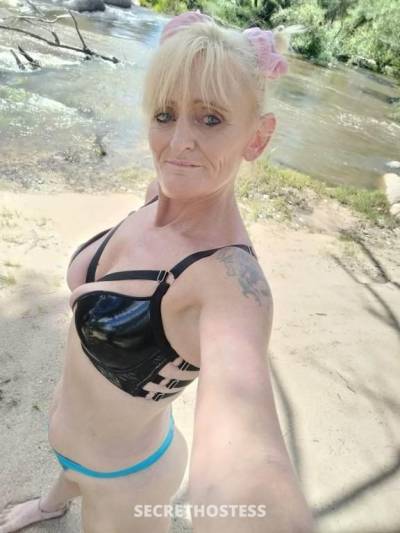 Lady off the night party gril in Tamworth