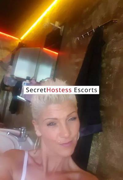40 Year Old Hungarian Escort The Hague Blonde Green eyes - Image 1