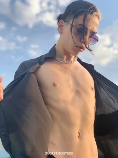 19 year old Asian Escort in Al Manama Keviinn, Male escort