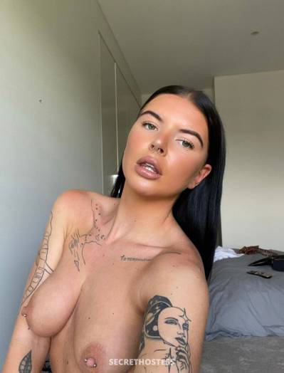24 year old Escort in Chicago IL Hello,I’m available,you going to host or I host