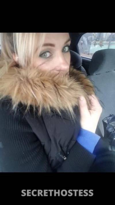 30 year old Escort in Edmonton *new number* avail now! thick thighs green eyes/girl next 