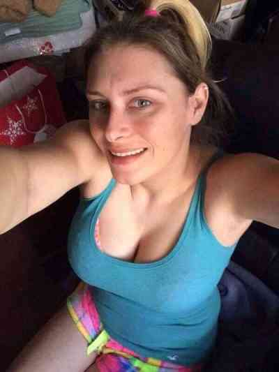 42 year old American Escort in New River Valley VA 42 yrs divorced unhappy women ned a bed-room sex partner it
