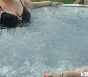 Enjoy A Hot Tub Hydrotherapy Plus Full Massage in South East