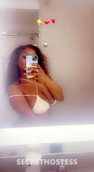 I'm Lilah, a 28-year-old curvy beauty with exotic features  in Raleigh NC