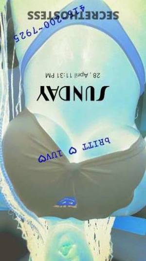 27 year old Dominican Escort in Chicago IL Experience the Sensual Dominican Vixen Soft Skin, Luscious 