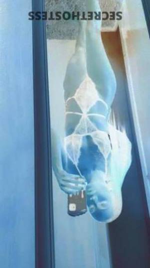 27 year old Indian Escort in Bismarck ND Unforgettable MomentsAwait with India Strawberry Your down-