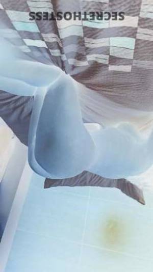 35 year old Colombian Escort in Chicago IL torrid Colombian hottie Daniela can't wait to play with