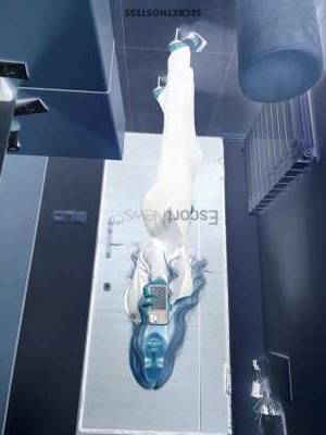 25Yrs Old Escort 54KG 172CM Tall Split Image - 3