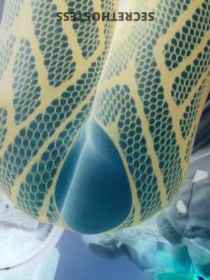 36 year old American Escort in San Fernando Valley CA Experience the Enchanting Chemistry of Brunette Sexy Lady, 