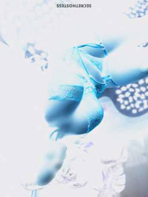 32 year old Australian Escort in Adelaide act out your fantasies with a voluptuous beauty