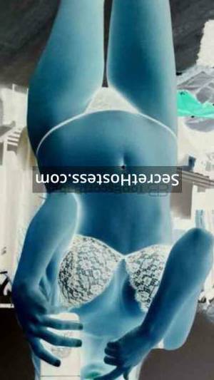 Flirty Moroccan Escort Ameerah in Doha Skilled in Seduction in Doha