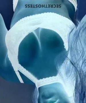 25 year old Escort in Dayton OH unveil midwestern Dream Girl Nina's curves in all the 