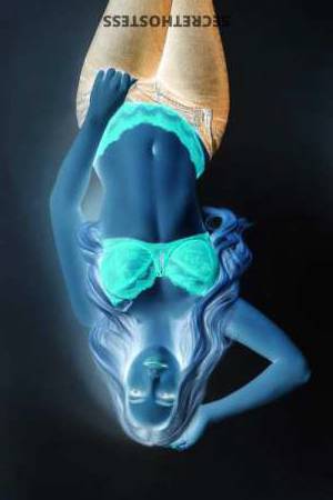 25 year old Escort in Dubai Incredible, Seductive hourglass figure and curves await