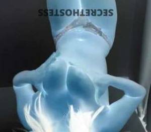 23 year old Escort in Aeroglen Cairns Naughty Nympho 4u Curvy Model Squirter for Hire
