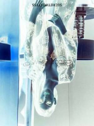 26 year old Latino Escort in London Nina Agency Model